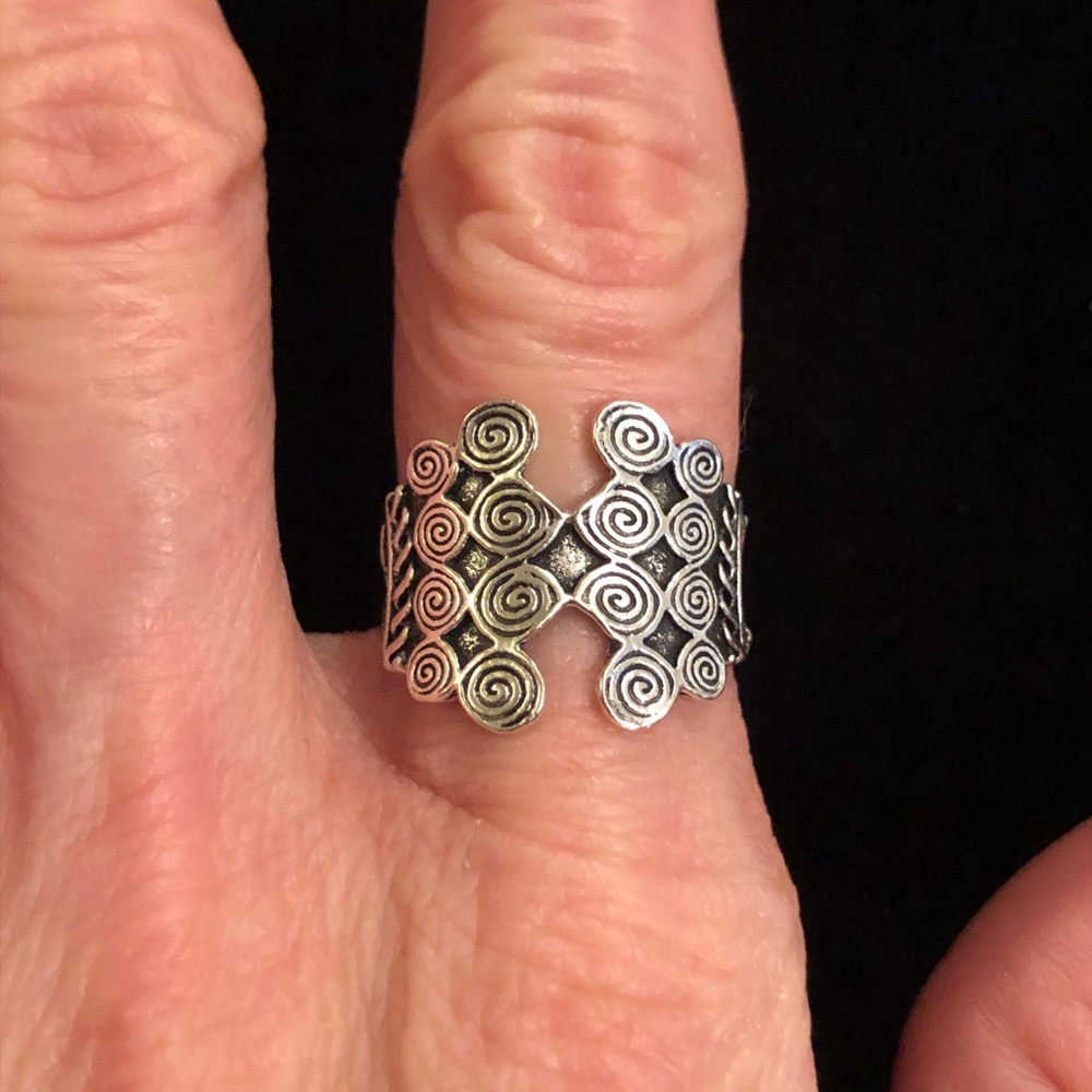 Elegant Silver Tone Swirl Ring